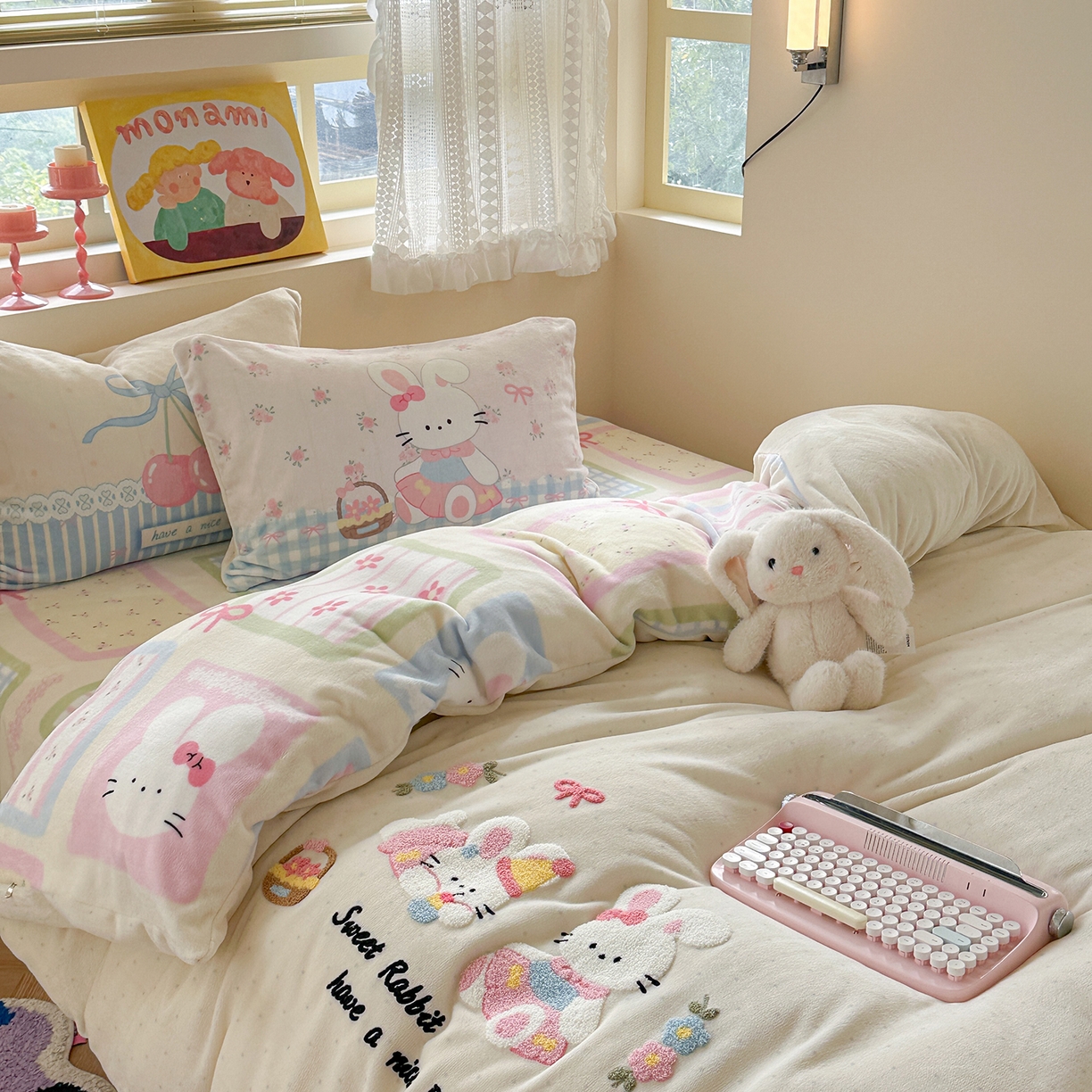 91家纺网 家纺一手货源 找家纺 柚子YOUTH 2025新款加厚牛奶绒卡通毛巾绣四件套-印加绣送同款毛毯 兔兔花园