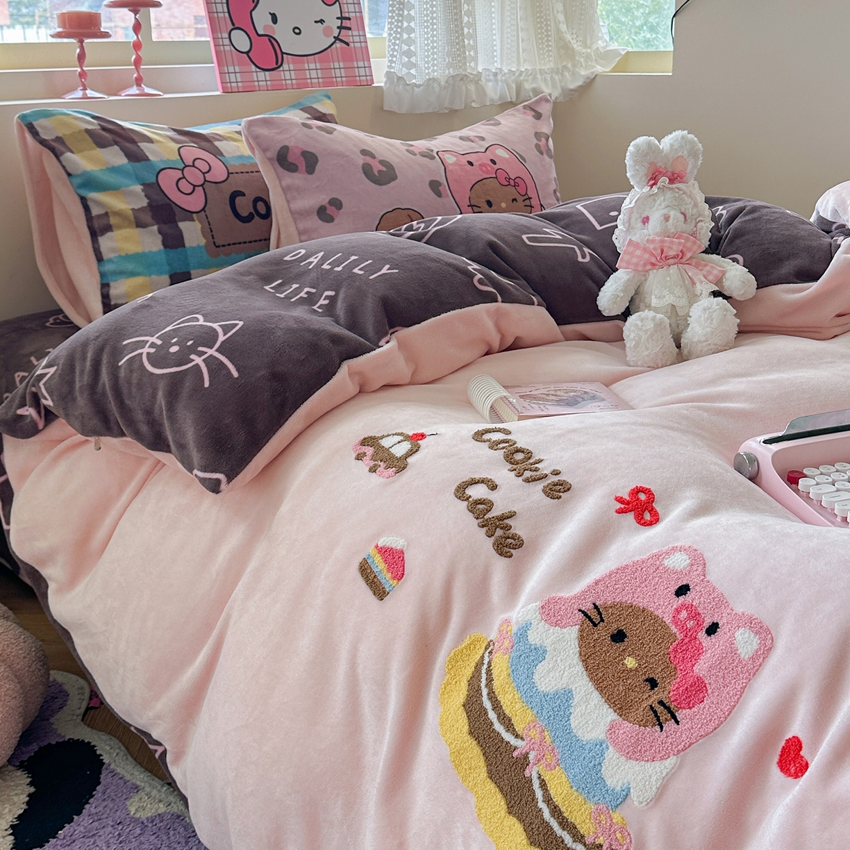 91家纺网 家纺一手货源 找家纺 柚子YOUTH 2025新款加厚牛奶绒卡通毛巾绣四件套-印加绣送同款毛毯 头套猫