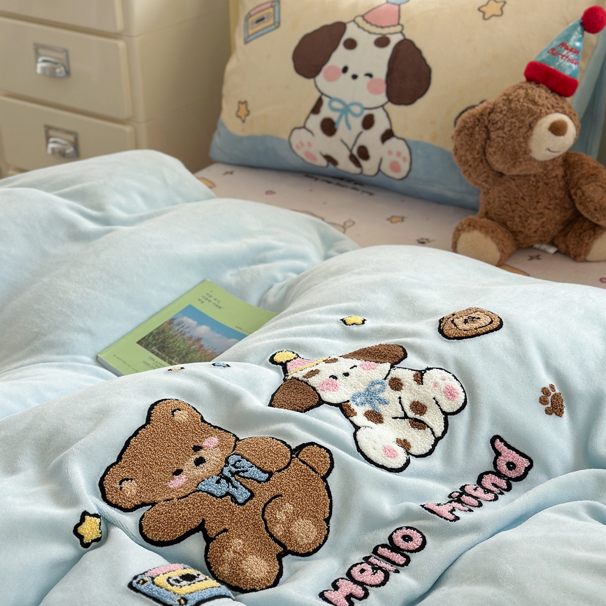 91家纺网 家纺一手货源 找家纺 柚子YOUTH 2025新款加厚牛奶绒卡通毛巾绣四件套-印加绣送同款毛毯 小伙伴