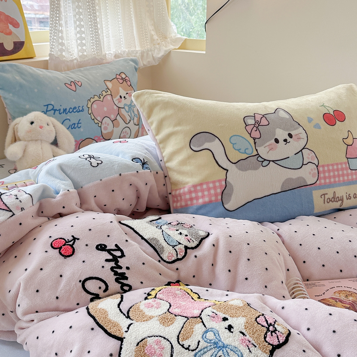 91家纺网 家纺一手货源 找家纺 柚子YOUTH 2025新款加厚牛奶绒卡通毛巾绣四件套-印加绣送同款毛毯 公主猫