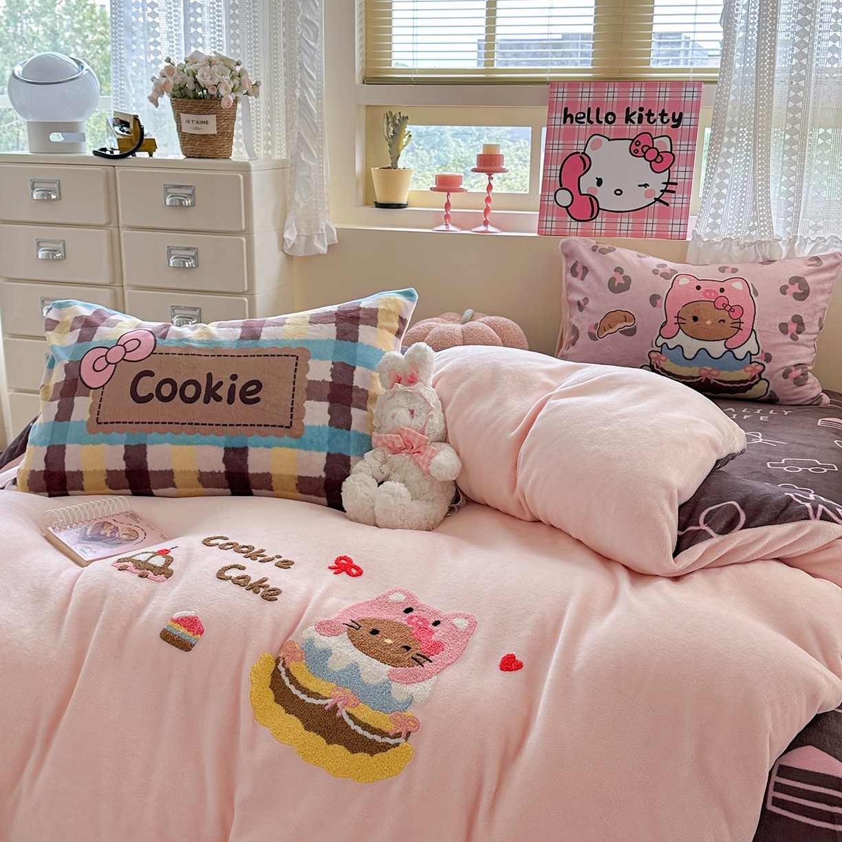 91家纺网 家纺一手货源 找家纺 柚子YOUTH 2025新款加厚牛奶绒卡通毛巾绣四件套-印加绣送同款毛毯 头套猫