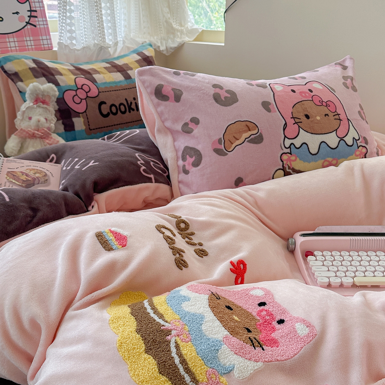 91家纺网 家纺一手货源 找家纺 柚子YOUTH 2025新款加厚牛奶绒卡通毛巾绣四件套-印加绣送同款毛毯 头套猫