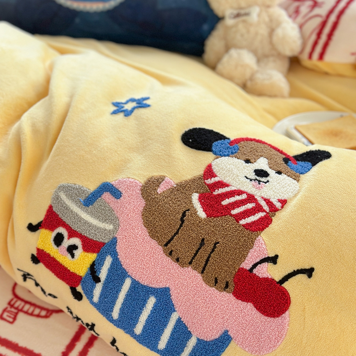 91家纺网 家纺一手货源 找家纺 柚子YOUTH 2025新款加厚牛奶绒卡通毛巾绣四件套-印加绣送同款毛毯 蛋糕小狗