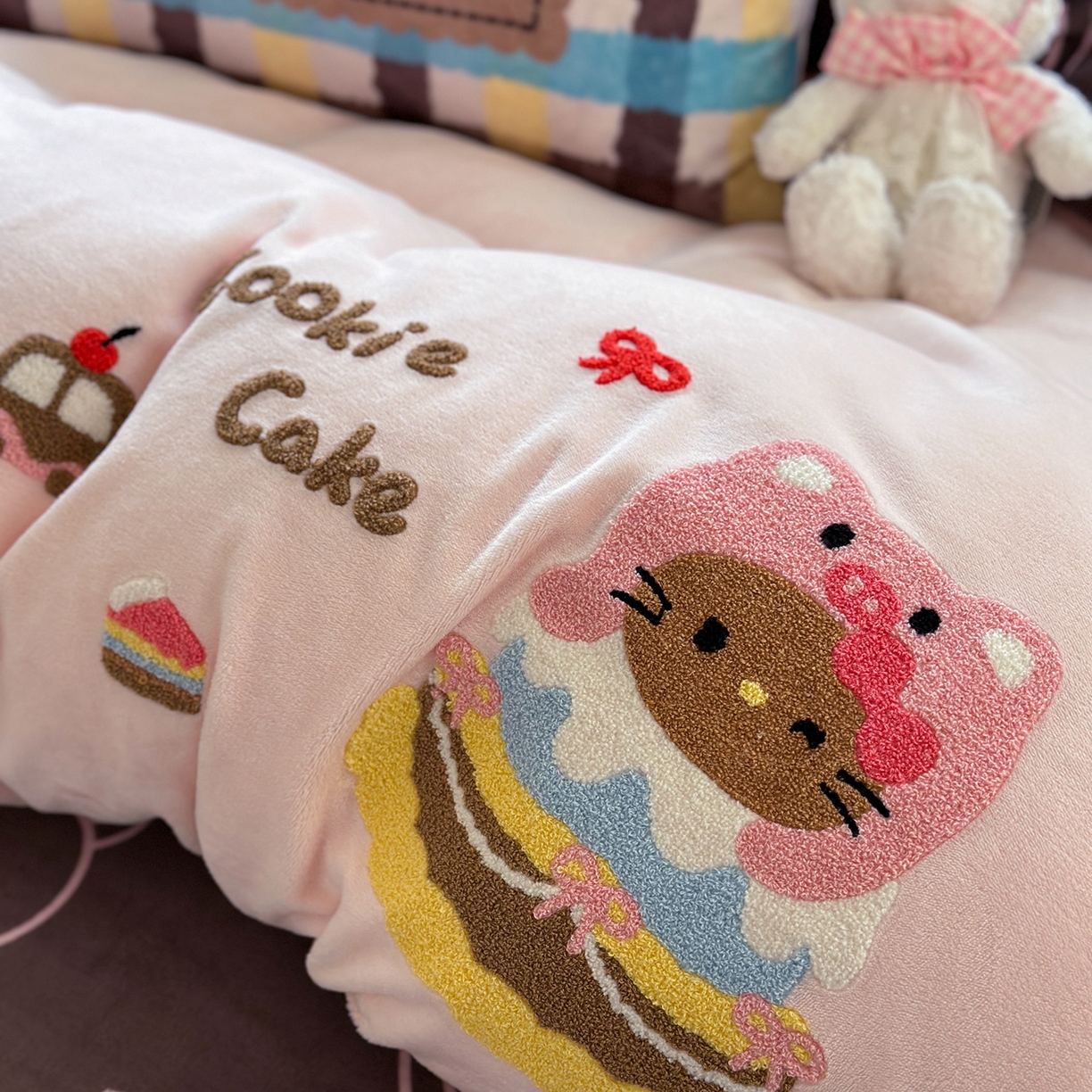 91家纺网 家纺一手货源 找家纺 柚子YOUTH 2025新款加厚牛奶绒卡通毛巾绣四件套-印加绣送同款毛毯 头套猫