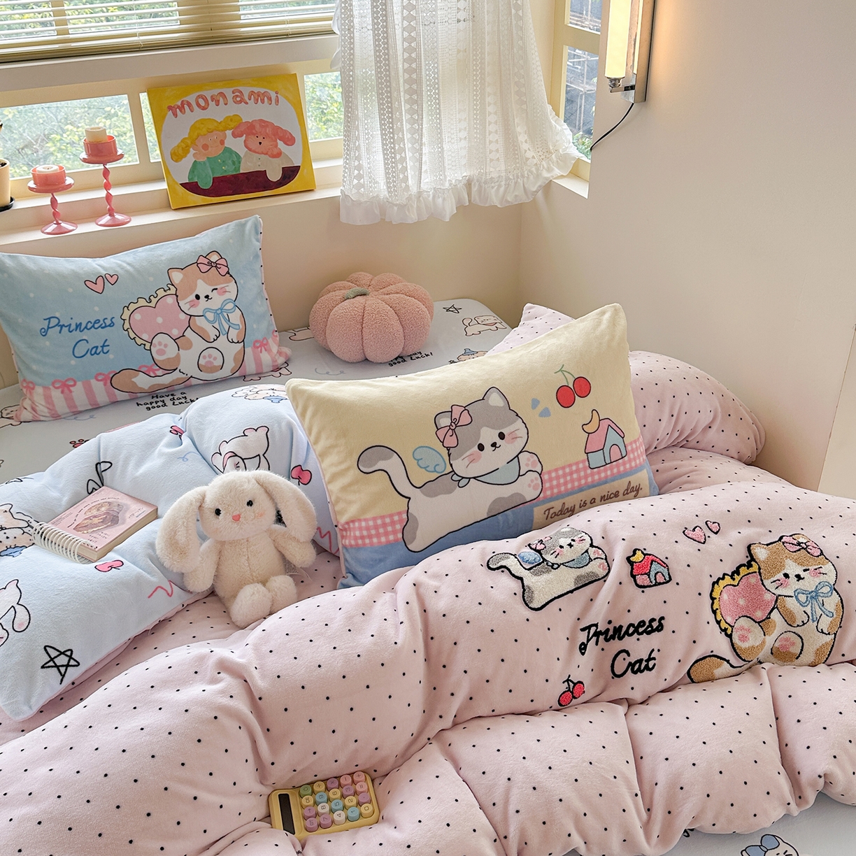 91家纺网 家纺一手货源 找家纺 柚子YOUTH 2025新款加厚牛奶绒卡通毛巾绣四件套-印加绣送同款毛毯 公主猫