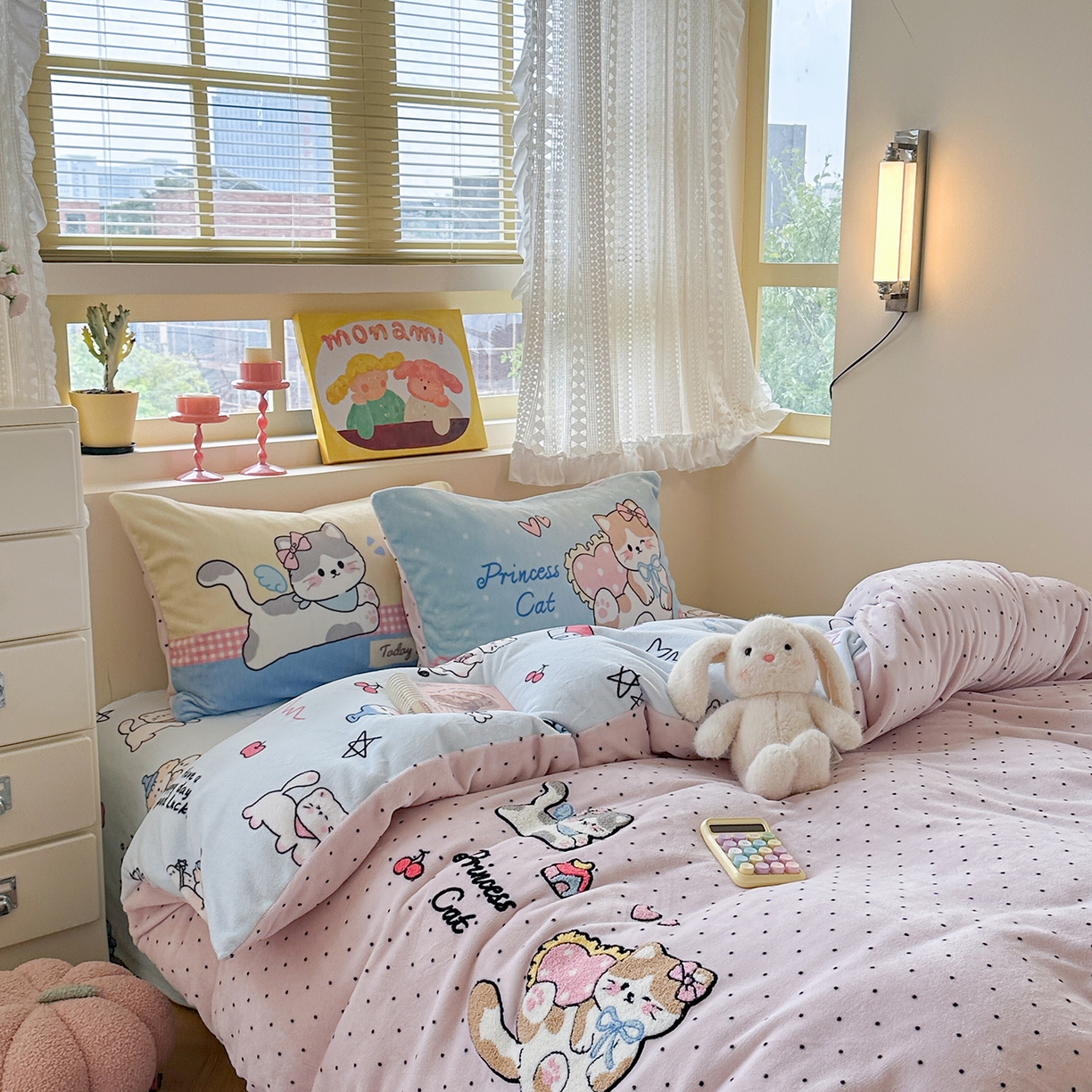 91家纺网 家纺一手货源 找家纺 柚子YOUTH 2025新款加厚牛奶绒卡通毛巾绣四件套-印加绣送同款毛毯 公主猫