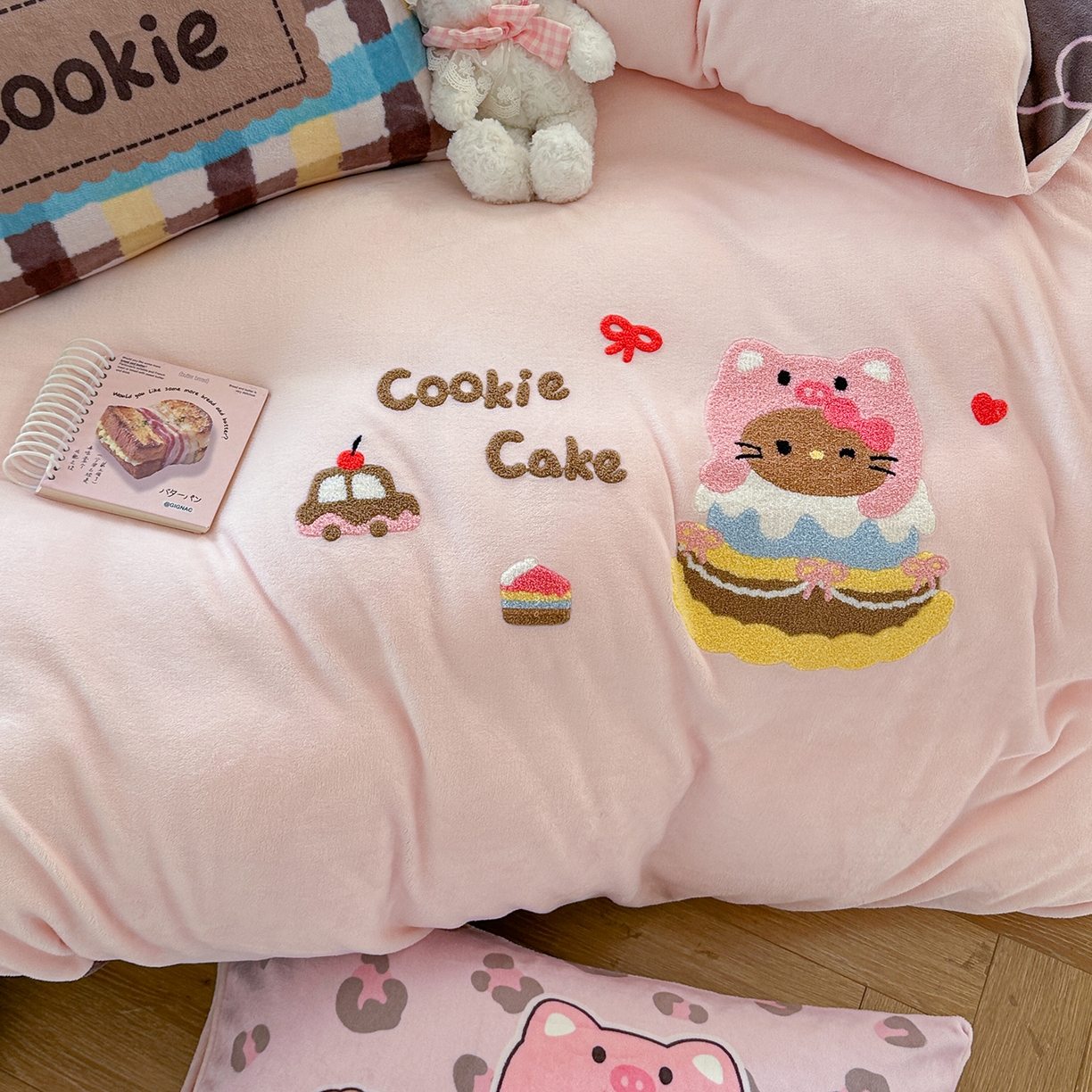 91家纺网 家纺一手货源 找家纺 柚子YOUTH 2025新款加厚牛奶绒卡通毛巾绣四件套-印加绣送同款毛毯 头套猫