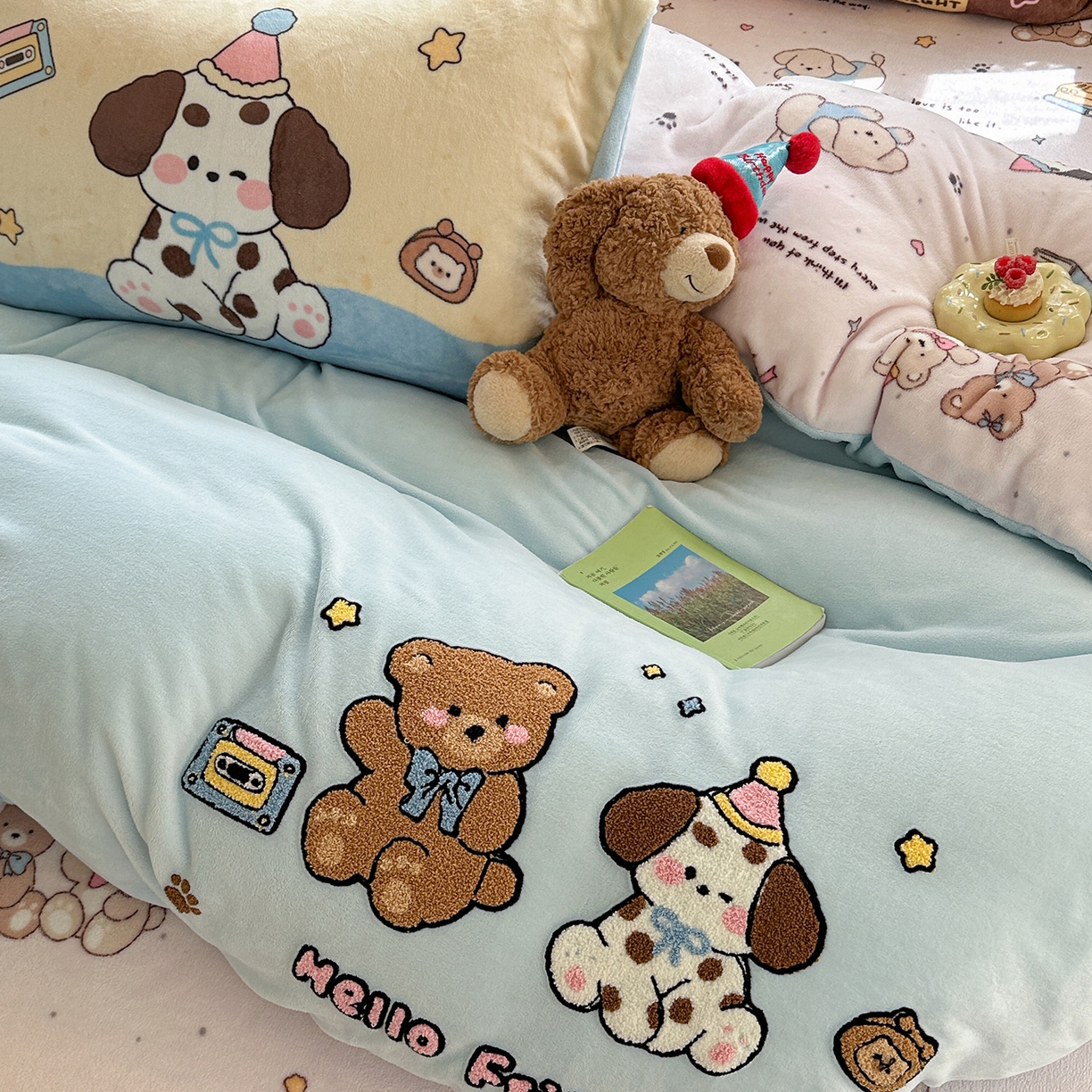 91家纺网 家纺一手货源 找家纺 柚子YOUTH 2025新款加厚牛奶绒卡通毛巾绣四件套-印加绣送同款毛毯 小伙伴