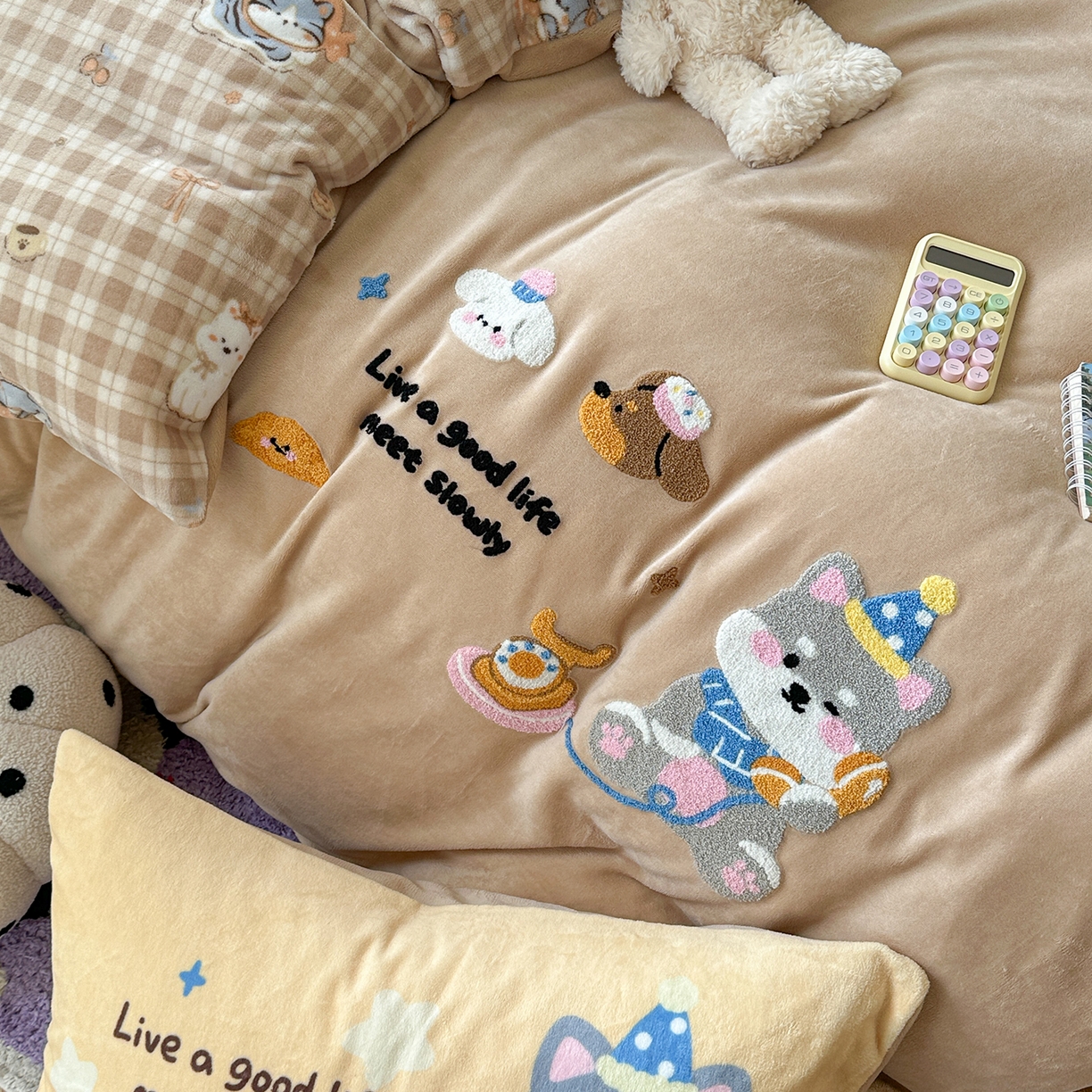 91家纺网 家纺一手货源 找家纺 柚子YOUTH 2025新款加厚牛奶绒卡通毛巾绣四件套-印加绣送同款毛毯 雪纳瑞