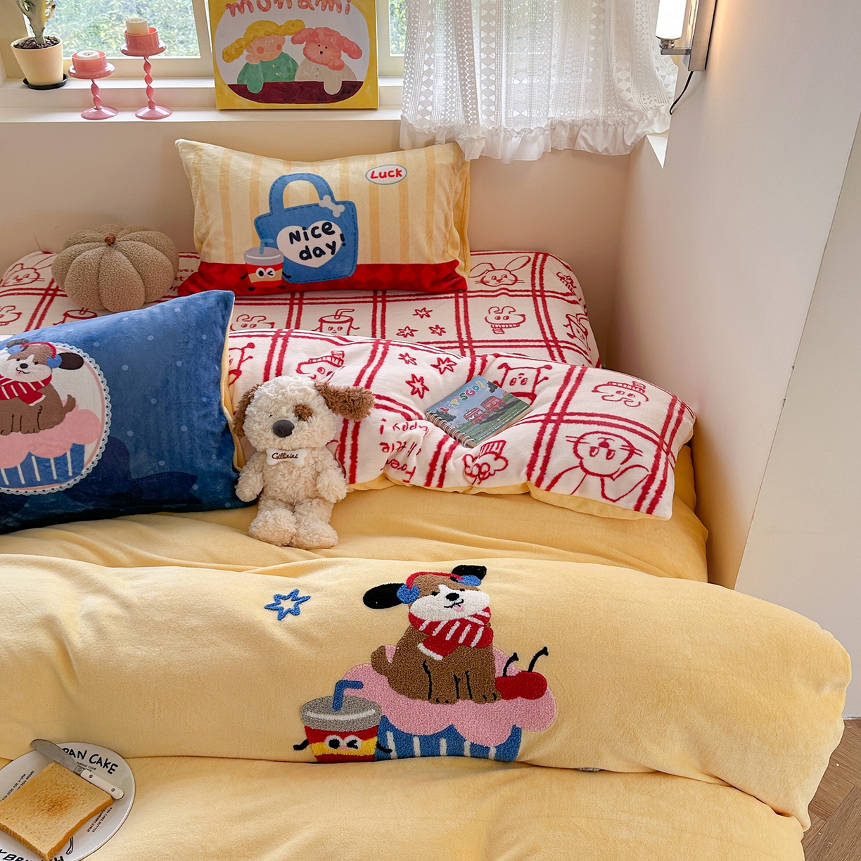 91家纺网 家纺一手货源 找家纺 柚子YOUTH 2025新款加厚牛奶绒卡通毛巾绣四件套-印加绣送同款毛毯 蛋糕小狗