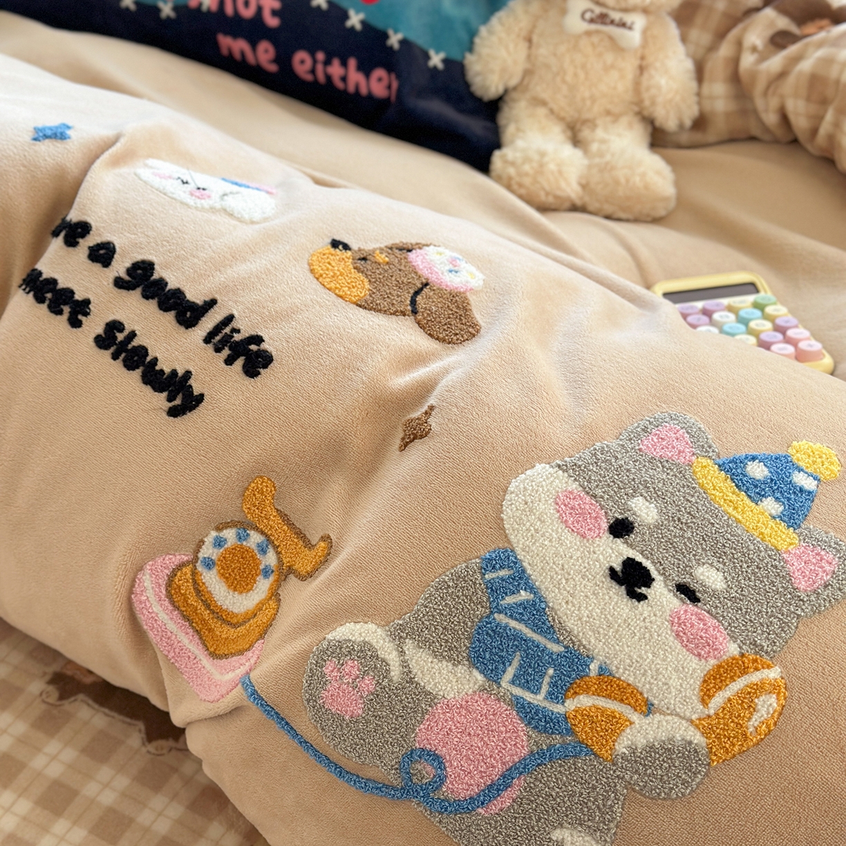 91家纺网 家纺一手货源 找家纺 柚子YOUTH 2025新款加厚牛奶绒卡通毛巾绣四件套-印加绣送同款毛毯 雪纳瑞