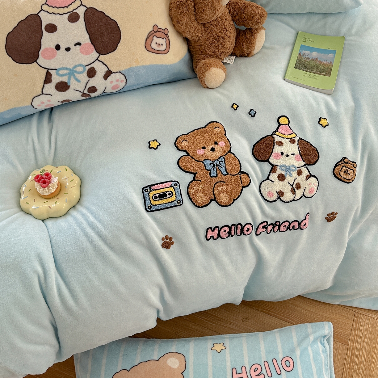 91家纺网 家纺一手货源 找家纺 柚子YOUTH 2025新款加厚牛奶绒卡通毛巾绣四件套-印加绣送同款毛毯 小伙伴