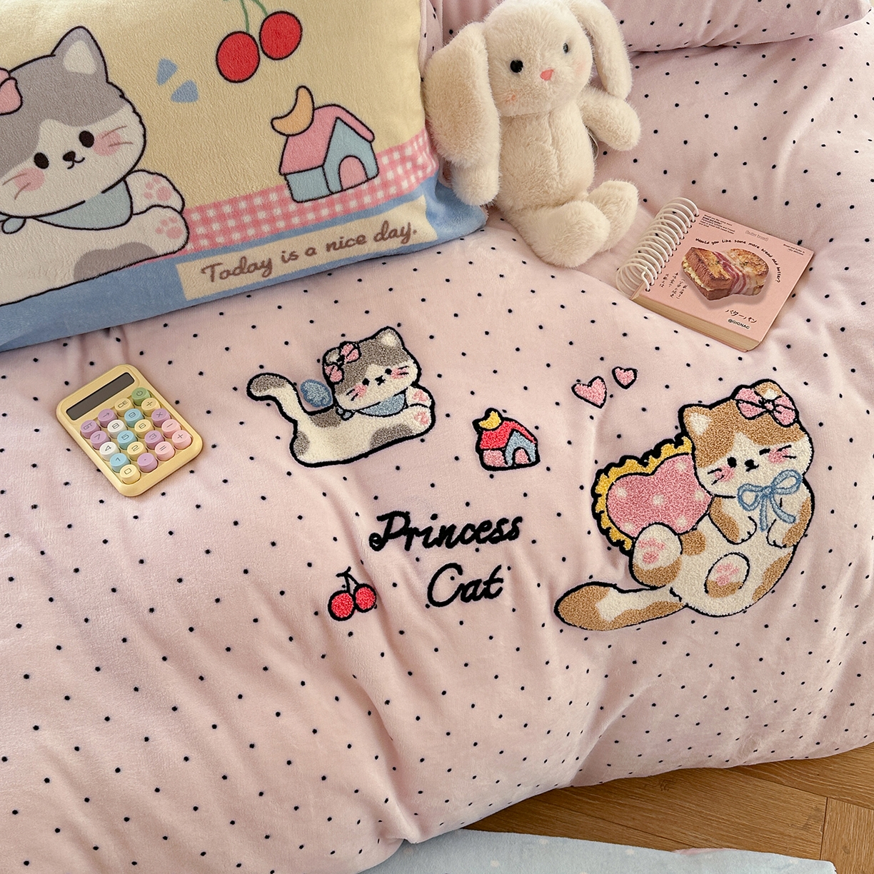 91家纺网 家纺一手货源 找家纺 柚子YOUTH 2025新款加厚牛奶绒卡通毛巾绣四件套-印加绣送同款毛毯 公主猫