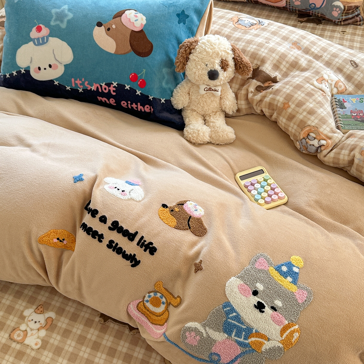 91家纺网 家纺一手货源 找家纺 柚子YOUTH 2025新款加厚牛奶绒卡通毛巾绣四件套-印加绣送同款毛毯 雪纳瑞