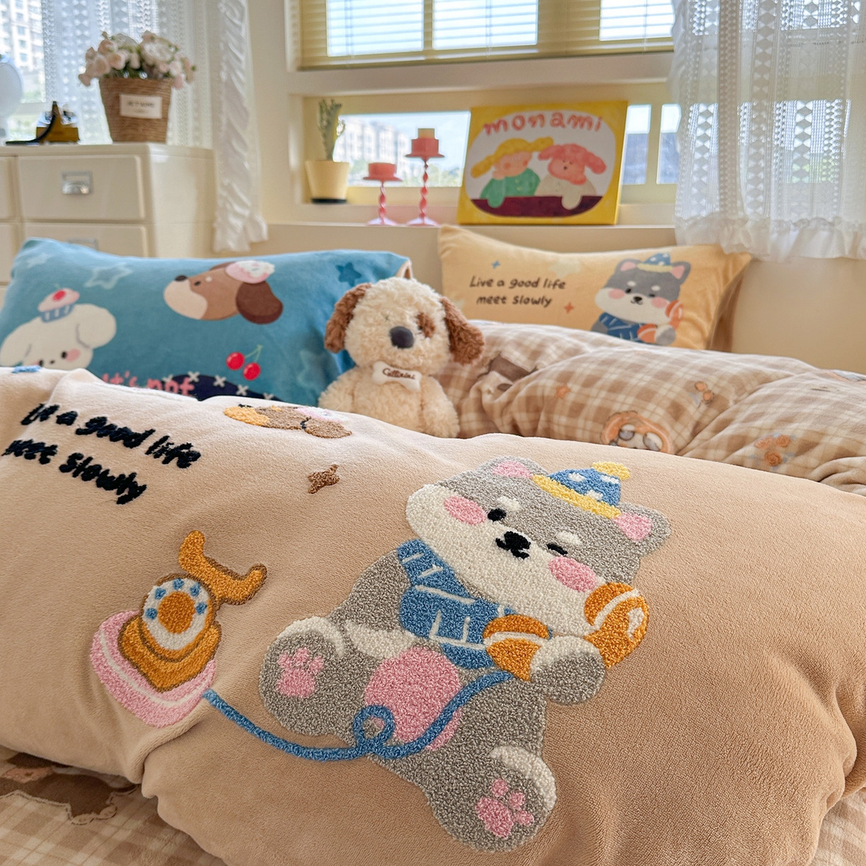 91家纺网 家纺一手货源 找家纺 柚子YOUTH 2025新款加厚牛奶绒卡通毛巾绣四件套-印加绣送同款毛毯 雪纳瑞