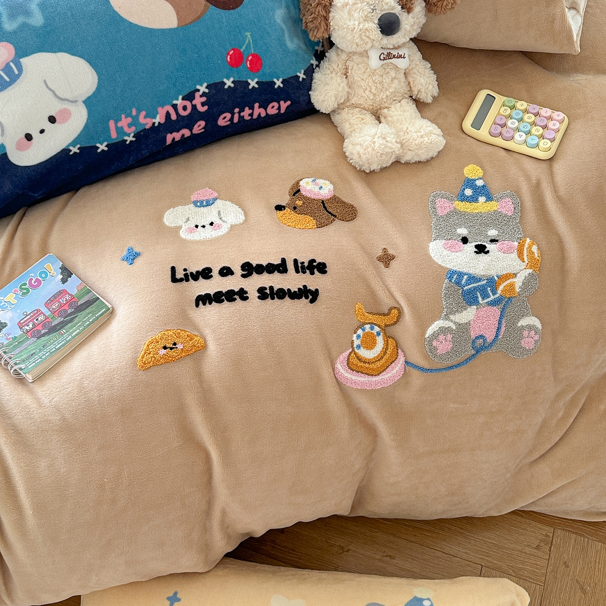 91家纺网 家纺一手货源 找家纺 柚子YOUTH 2025新款加厚牛奶绒卡通毛巾绣四件套-印加绣送同款毛毯 雪纳瑞