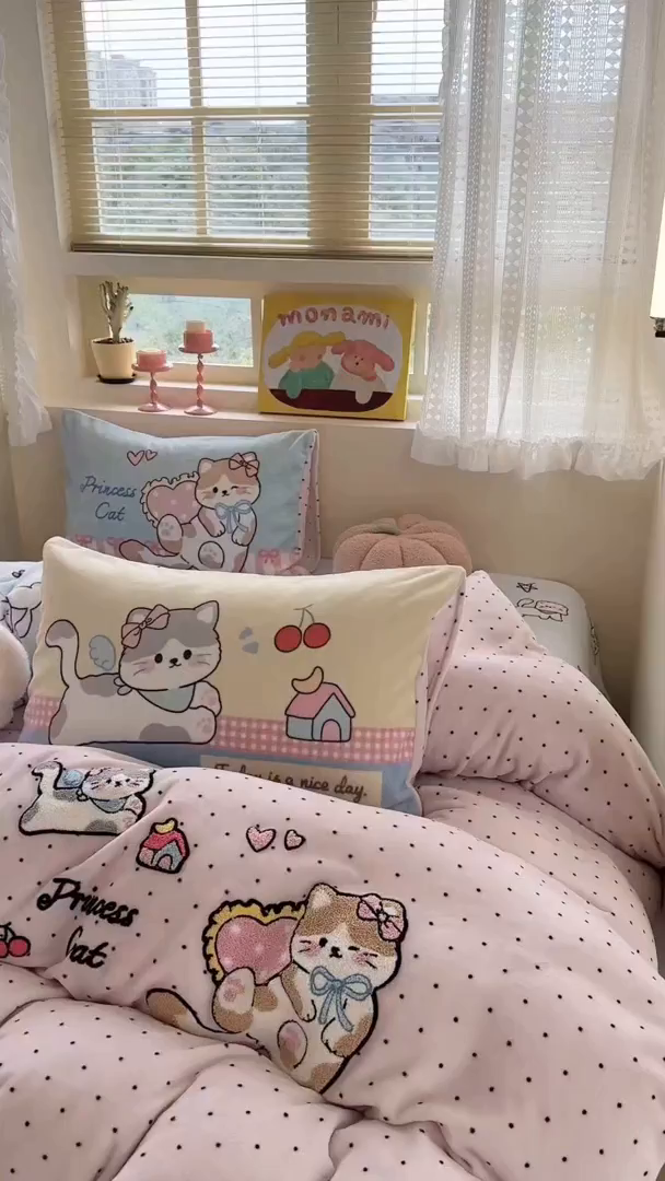 91家纺网 家纺一手货源 找家纺 柚子YOUTH 2025新款加厚牛奶绒卡通毛巾绣四件套-印加绣送同款毛毯 公主猫