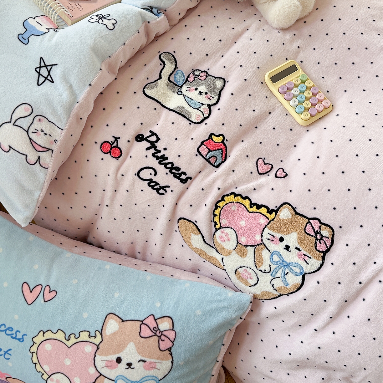 91家纺网 家纺一手货源 找家纺 柚子YOUTH 2025新款加厚牛奶绒卡通毛巾绣四件套-印加绣送同款毛毯 公主猫