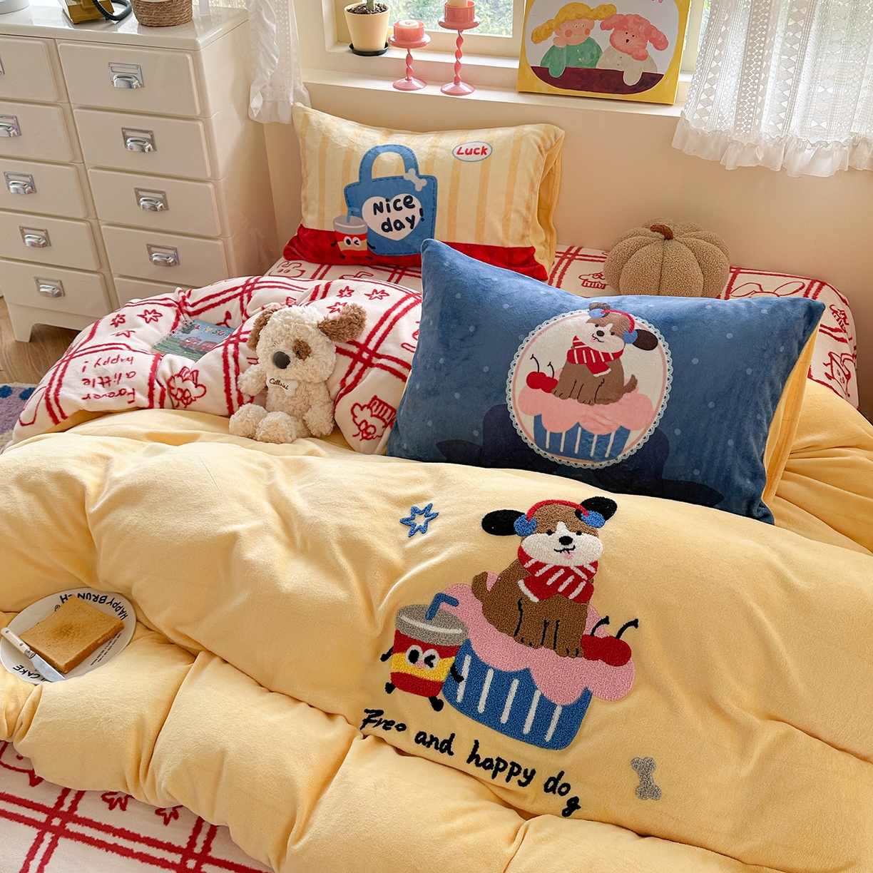 91家纺网 家纺一手货源 找家纺 柚子YOUTH 2025新款加厚牛奶绒卡通毛巾绣四件套-印加绣送同款毛毯 蛋糕小狗