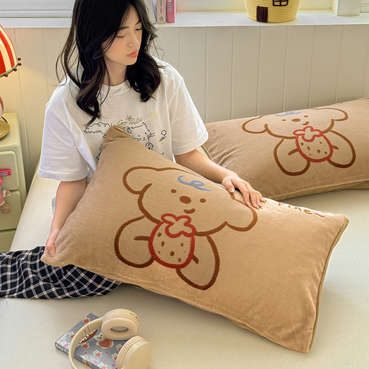 91家纺网 家纺一手货源 找家纺 佳汐蓝家纺 2025新款牛奶绒卡通大版枕套 草莓狗