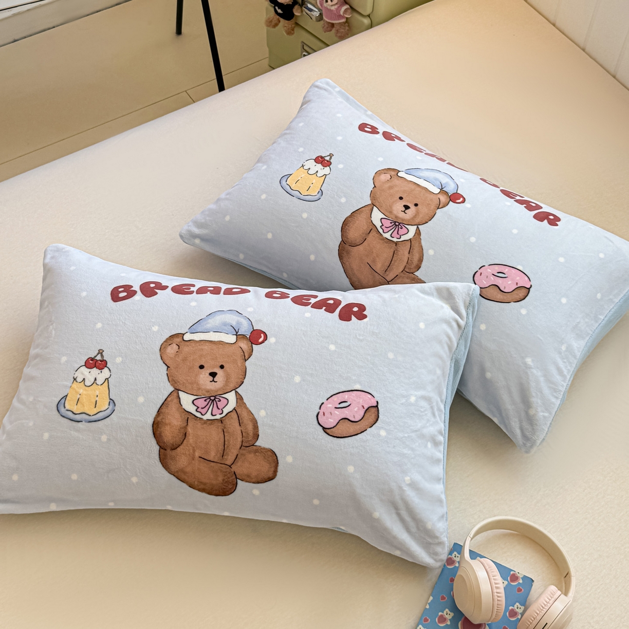 91家纺网 家纺一手货源 找家纺 佳汐蓝家纺 2025新款牛奶绒卡通大版枕套 蛋糕熊