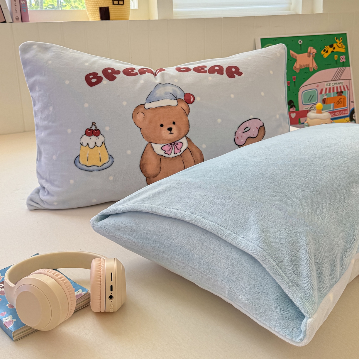 91家纺网 家纺一手货源 找家纺 佳汐蓝家纺 2025新款牛奶绒卡通大版枕套 蛋糕熊