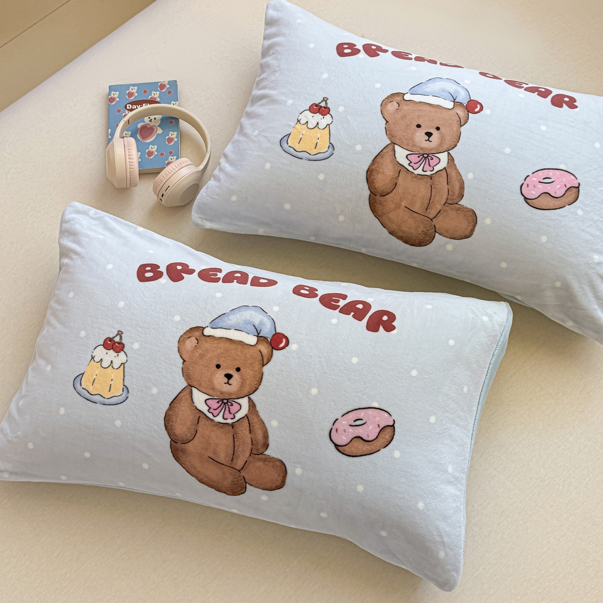 91家纺网 家纺一手货源 找家纺 佳汐蓝家纺 2025新款牛奶绒卡通大版枕套 蛋糕熊