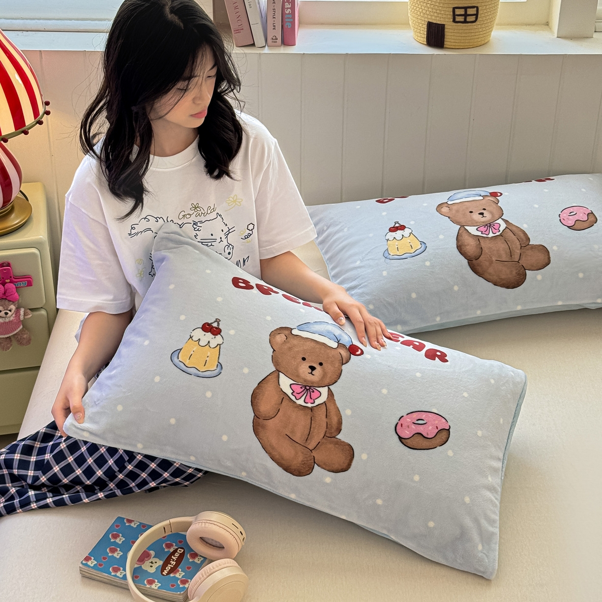 91家纺网 家纺一手货源 找家纺 佳汐蓝家纺 2025新款牛奶绒卡通大版枕套 蛋糕熊