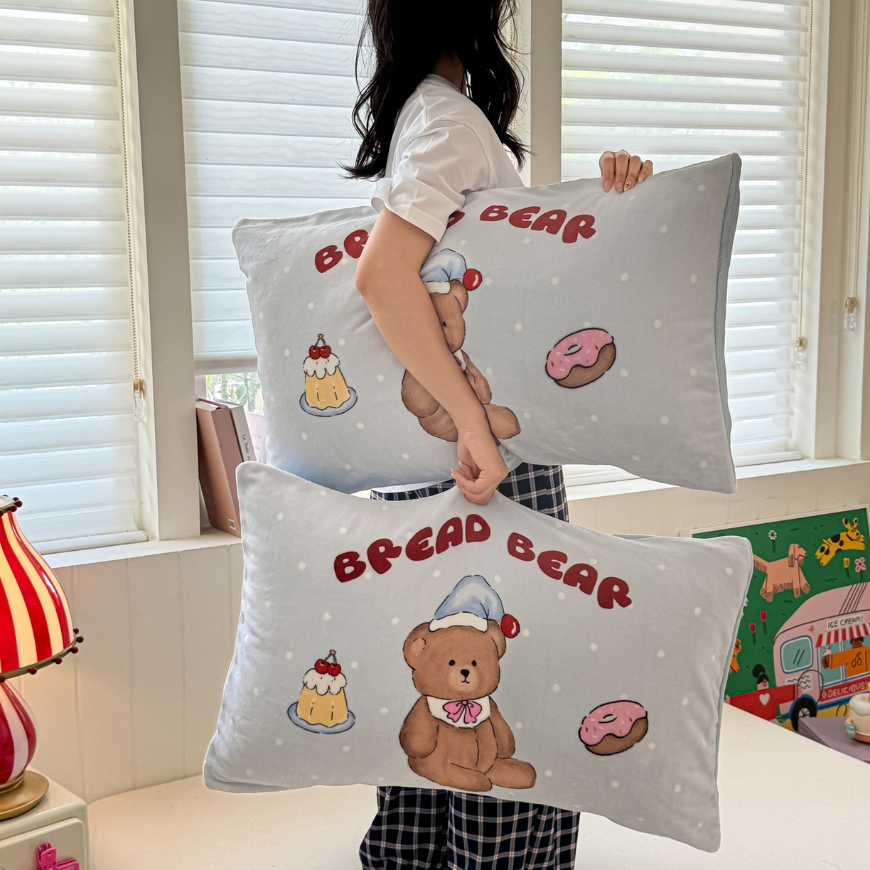 91家纺网 家纺一手货源 找家纺 佳汐蓝家纺 2025新款牛奶绒卡通大版枕套 蛋糕熊