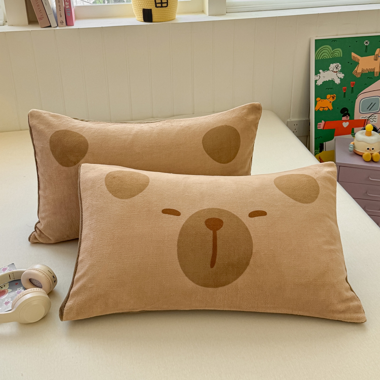 91家纺网 家纺一手货源 找家纺 佳汐蓝家纺 2025新款牛奶绒卡通大版枕套 卡比巴拉