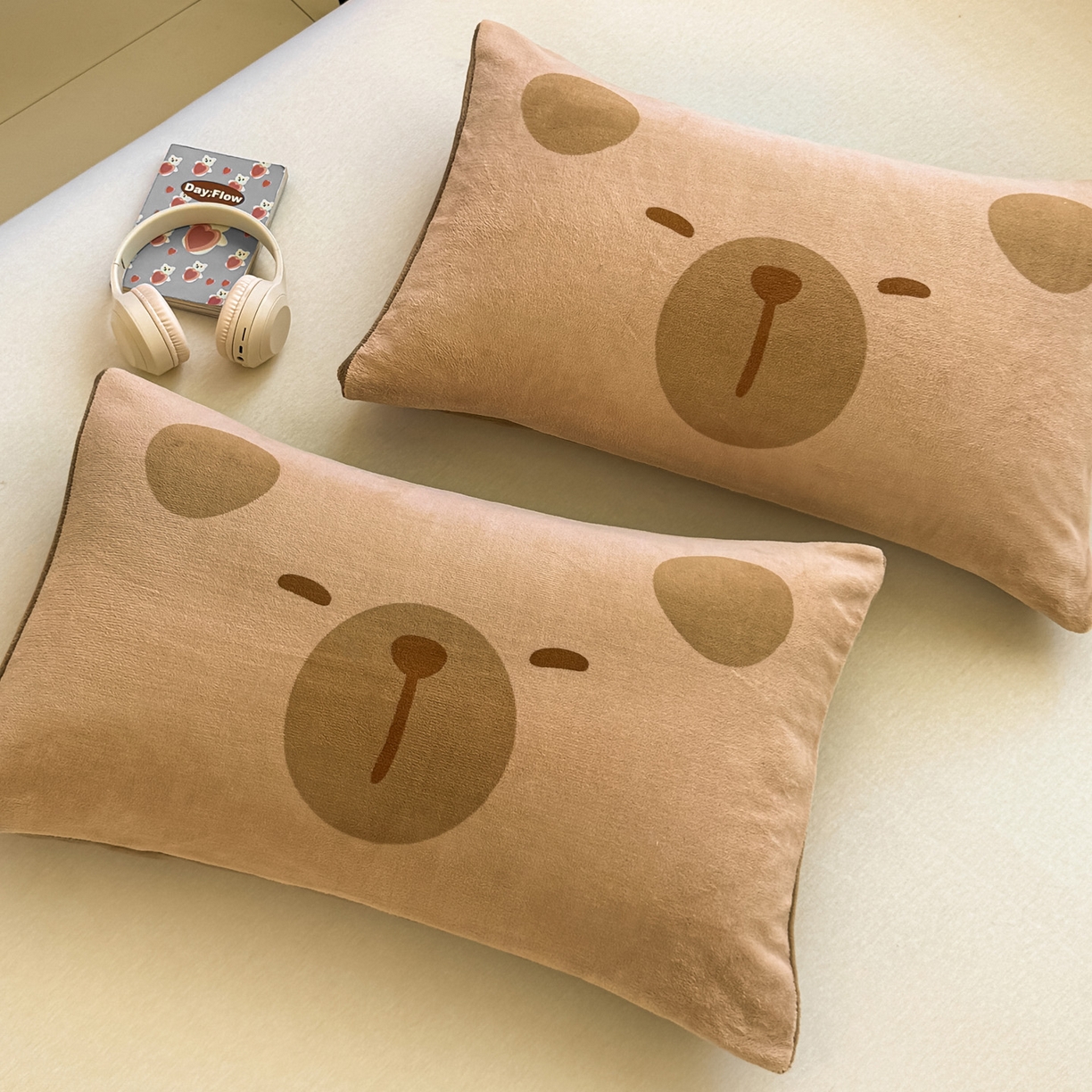 91家纺网 家纺一手货源 找家纺 佳汐蓝家纺 2025新款牛奶绒卡通大版枕套 卡比巴拉