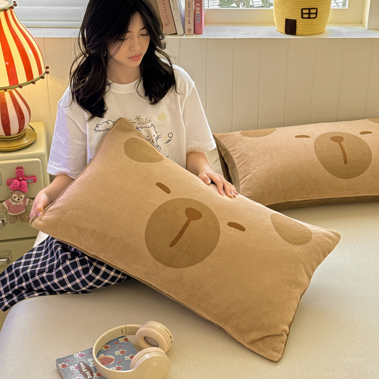 91家纺网 家纺一手货源 找家纺 佳汐蓝家纺 2025新款牛奶绒卡通大版枕套 卡比巴拉