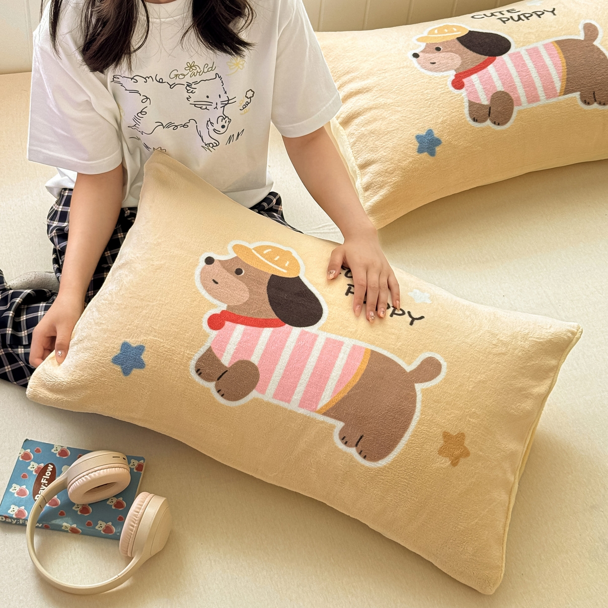 91家纺网 家纺一手货源 找家纺 佳汐蓝家纺 2025新款牛奶绒卡通大版枕套 腊肠狗-嫩黄