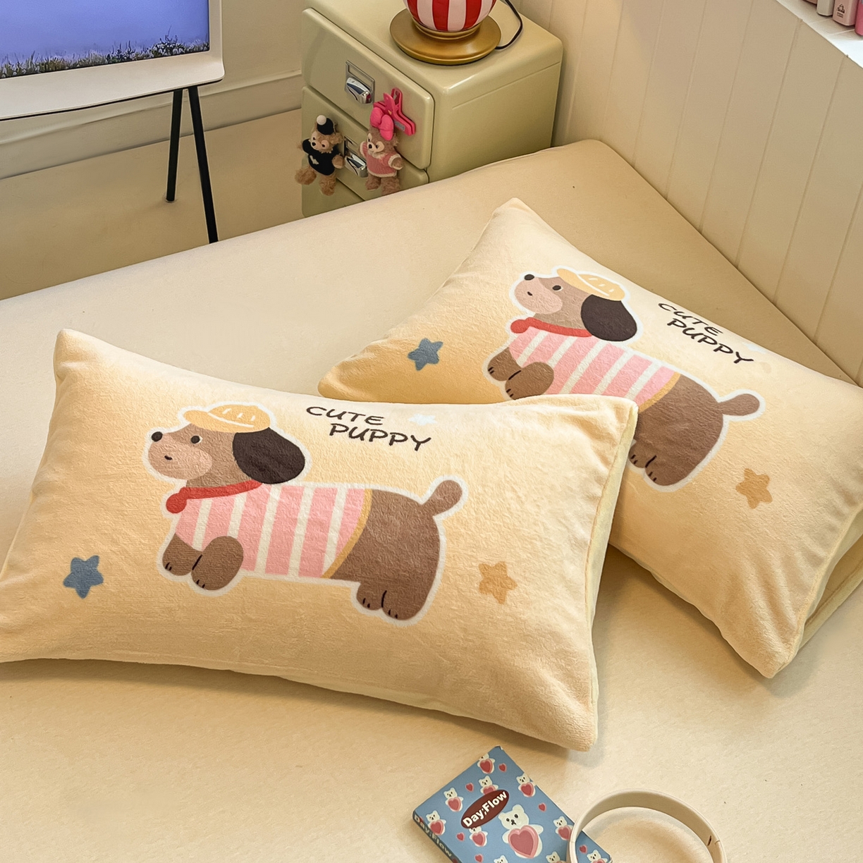 91家纺网 家纺一手货源 找家纺 佳汐蓝家纺 2025新款牛奶绒卡通大版枕套 腊肠狗-嫩黄