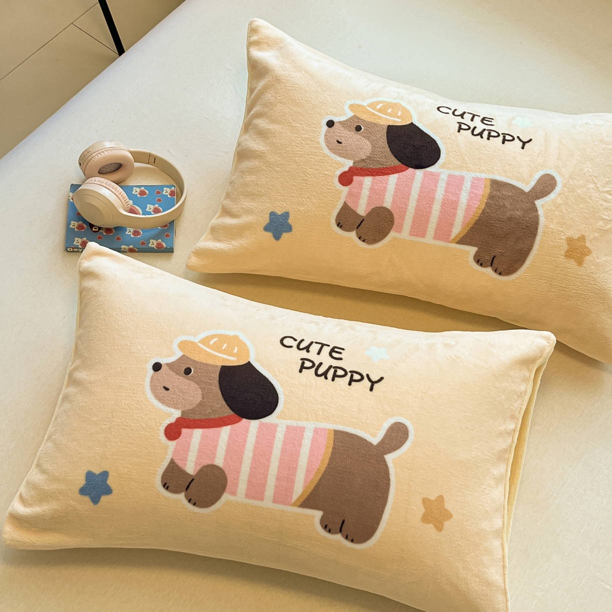 91家纺网 家纺一手货源 找家纺 佳汐蓝家纺 2025新款牛奶绒卡通大版枕套 腊肠狗-嫩黄