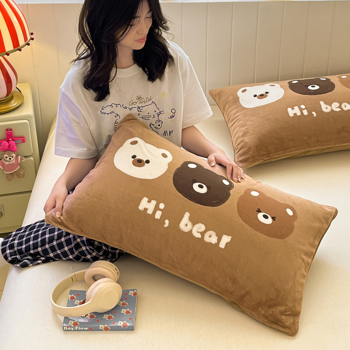 91家纺网 家纺一手货源 找家纺 佳汐蓝家纺 2025新款牛奶绒卡通大版枕套 三只熊