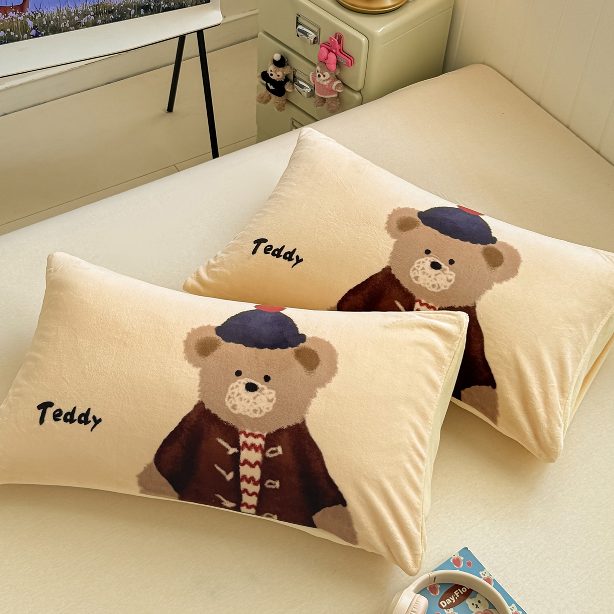 91家纺网 家纺一手货源 找家纺 佳汐蓝家纺 2025新款牛奶绒卡通大版枕套 绅士熊