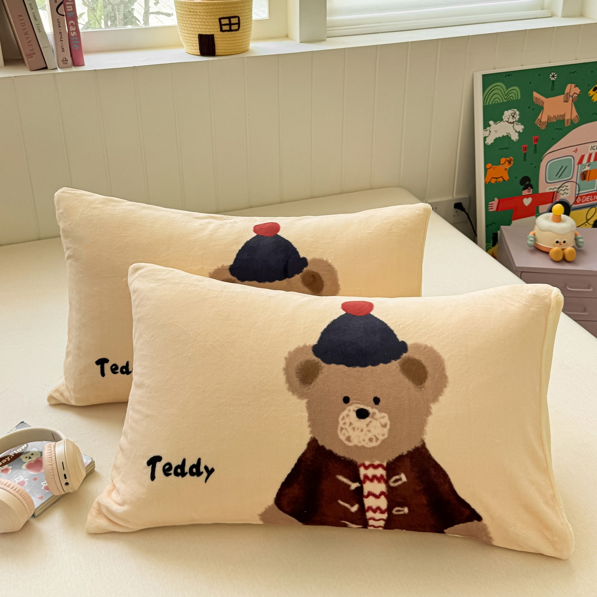 91家纺网 家纺一手货源 找家纺 佳汐蓝家纺 2025新款牛奶绒卡通大版枕套 绅士熊