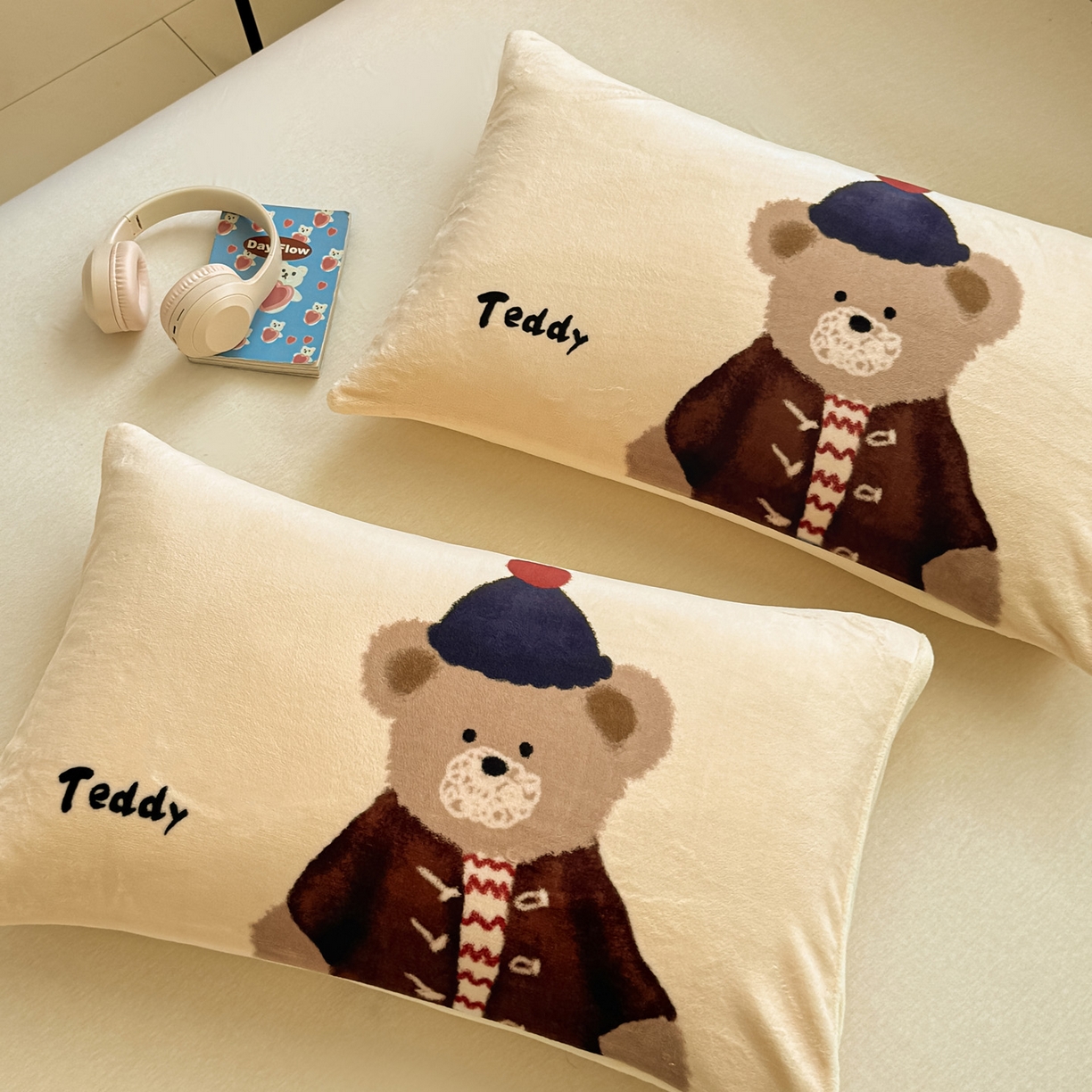 91家纺网 家纺一手货源 找家纺 佳汐蓝家纺 2025新款牛奶绒卡通大版枕套 绅士熊