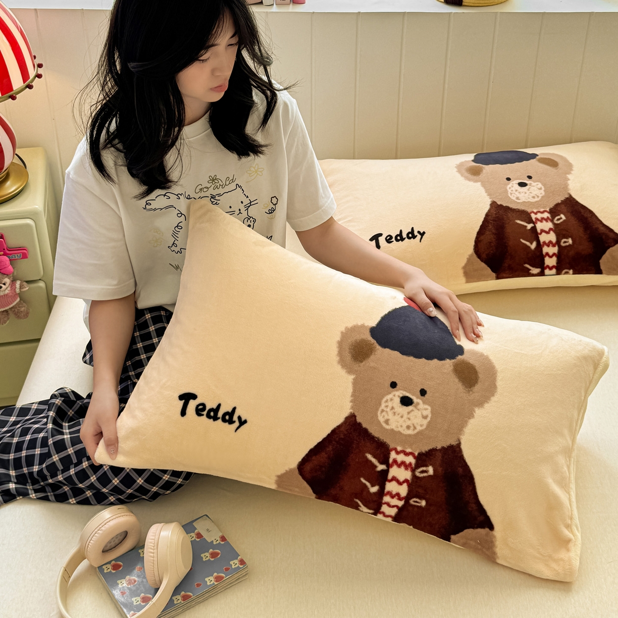 91家纺网 家纺一手货源 找家纺 佳汐蓝家纺 2025新款牛奶绒卡通大版枕套 绅士熊