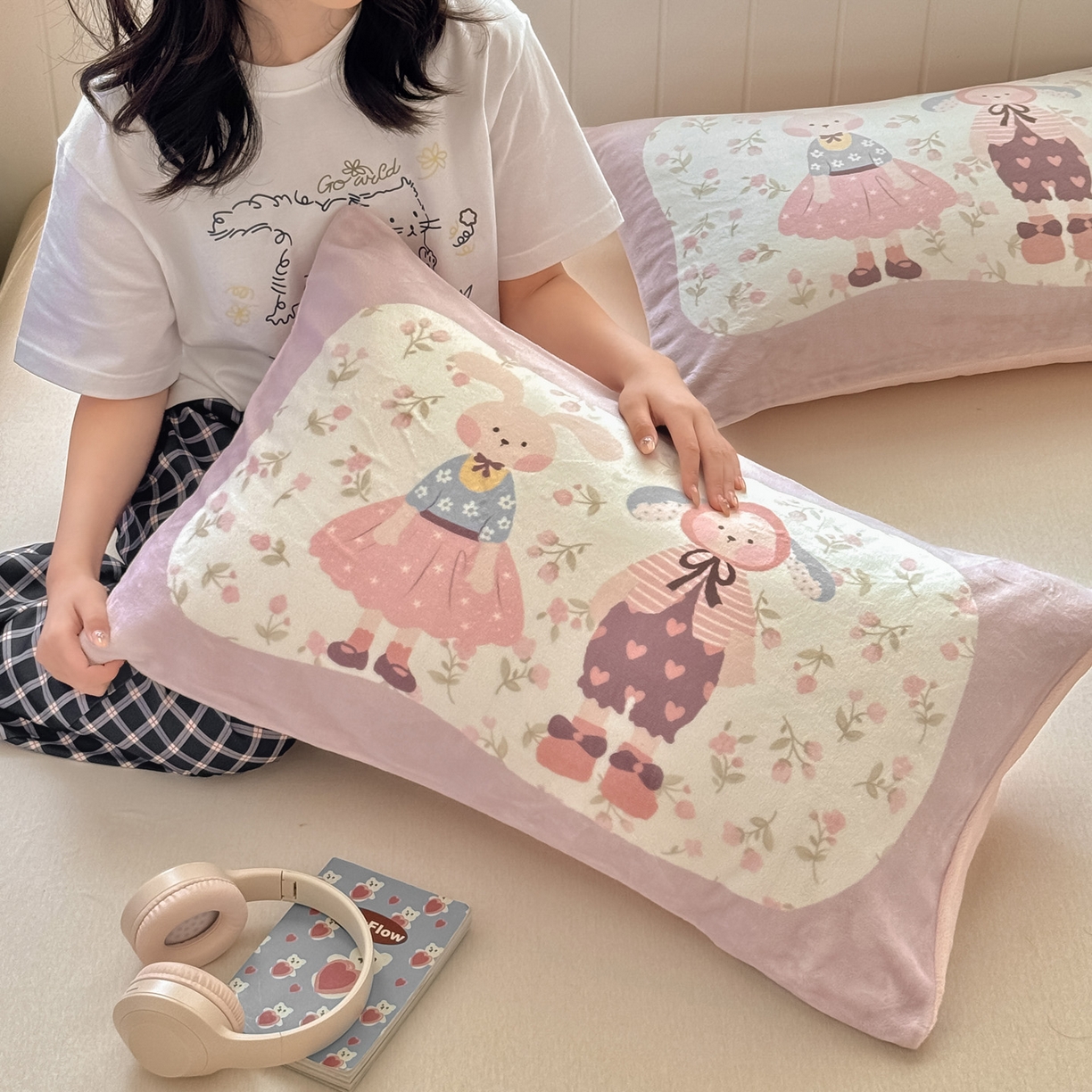 91家纺网 家纺一手货源 找家纺 佳汐蓝家纺 2025新款牛奶绒卡通大版枕套 兔女郎