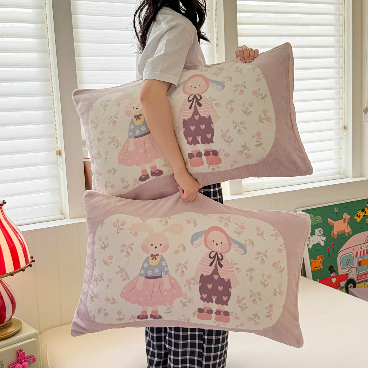 91家纺网 家纺一手货源 找家纺 佳汐蓝家纺 2025新款牛奶绒卡通大版枕套 兔女郎