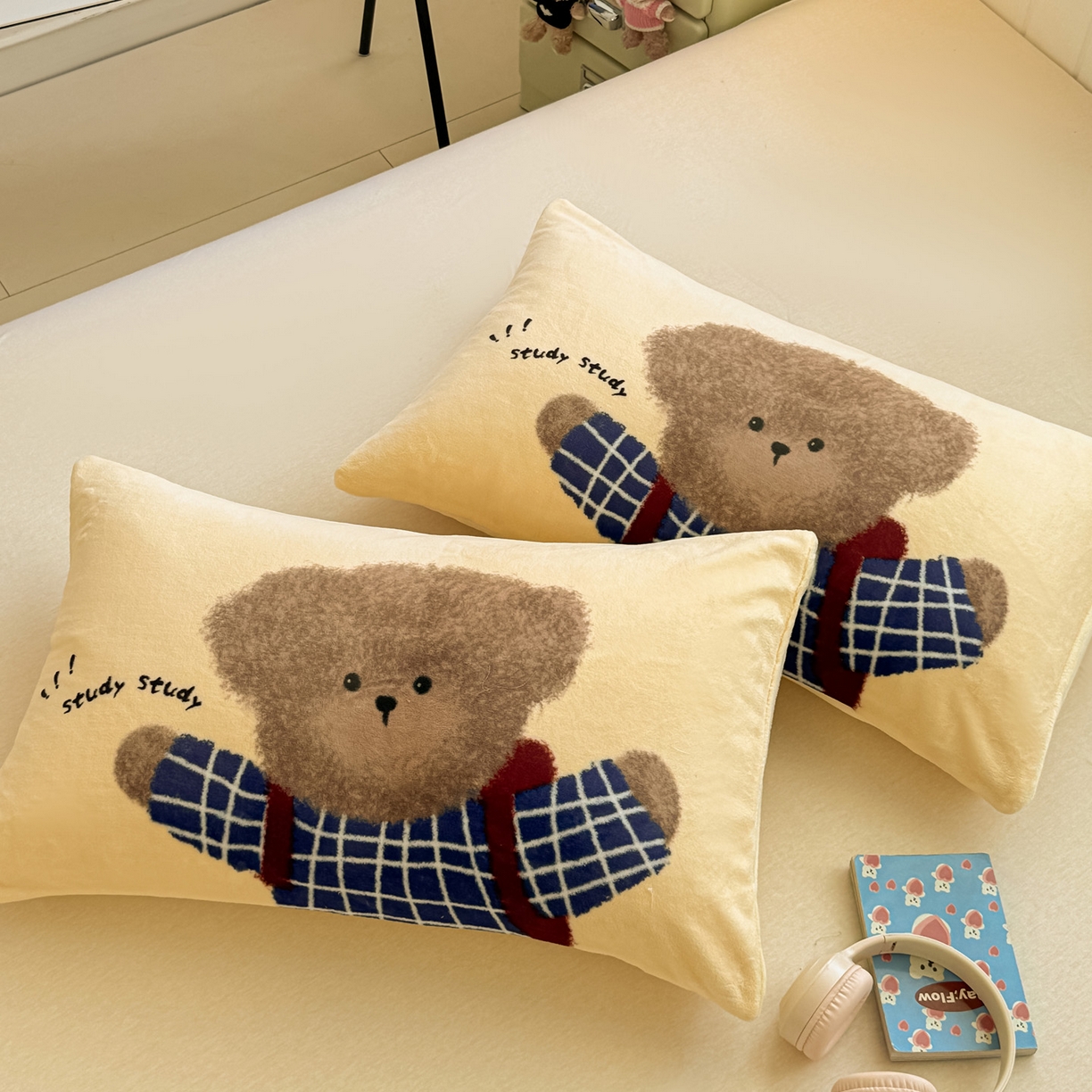 91家纺网 家纺一手货源 找家纺 佳汐蓝家纺 2025新款牛奶绒卡通大版枕套 学霸归来