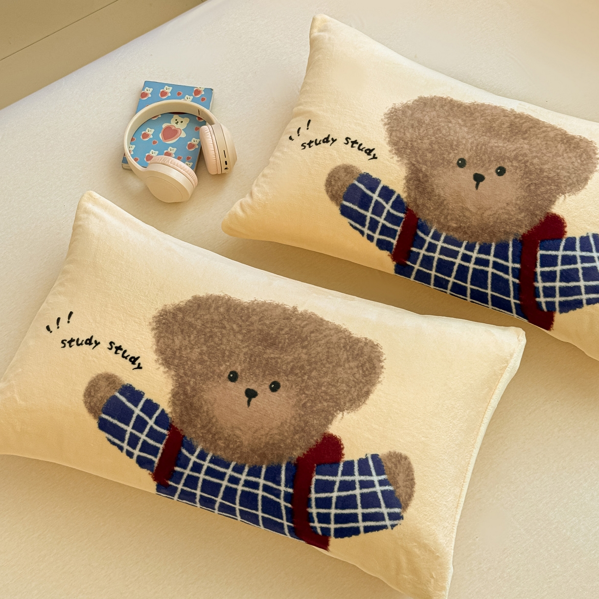 91家纺网 家纺一手货源 找家纺 佳汐蓝家纺 2025新款牛奶绒卡通大版枕套 学霸归来