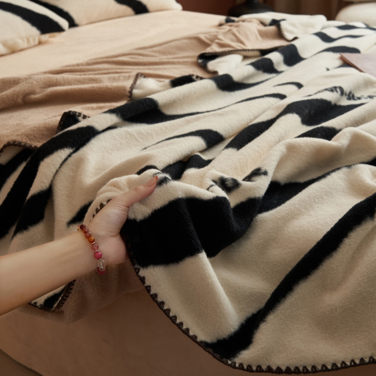 91家纺网 家纺一手货源 找家纺 早晨家纺 2025新款众若款仿羊绒牛奶绒毛毯 众若-斑纹白