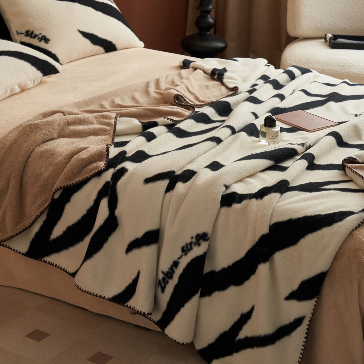 91家纺网 家纺一手货源 找家纺 早晨家纺 2025新款众若款仿羊绒牛奶绒毛毯 众若-斑纹白