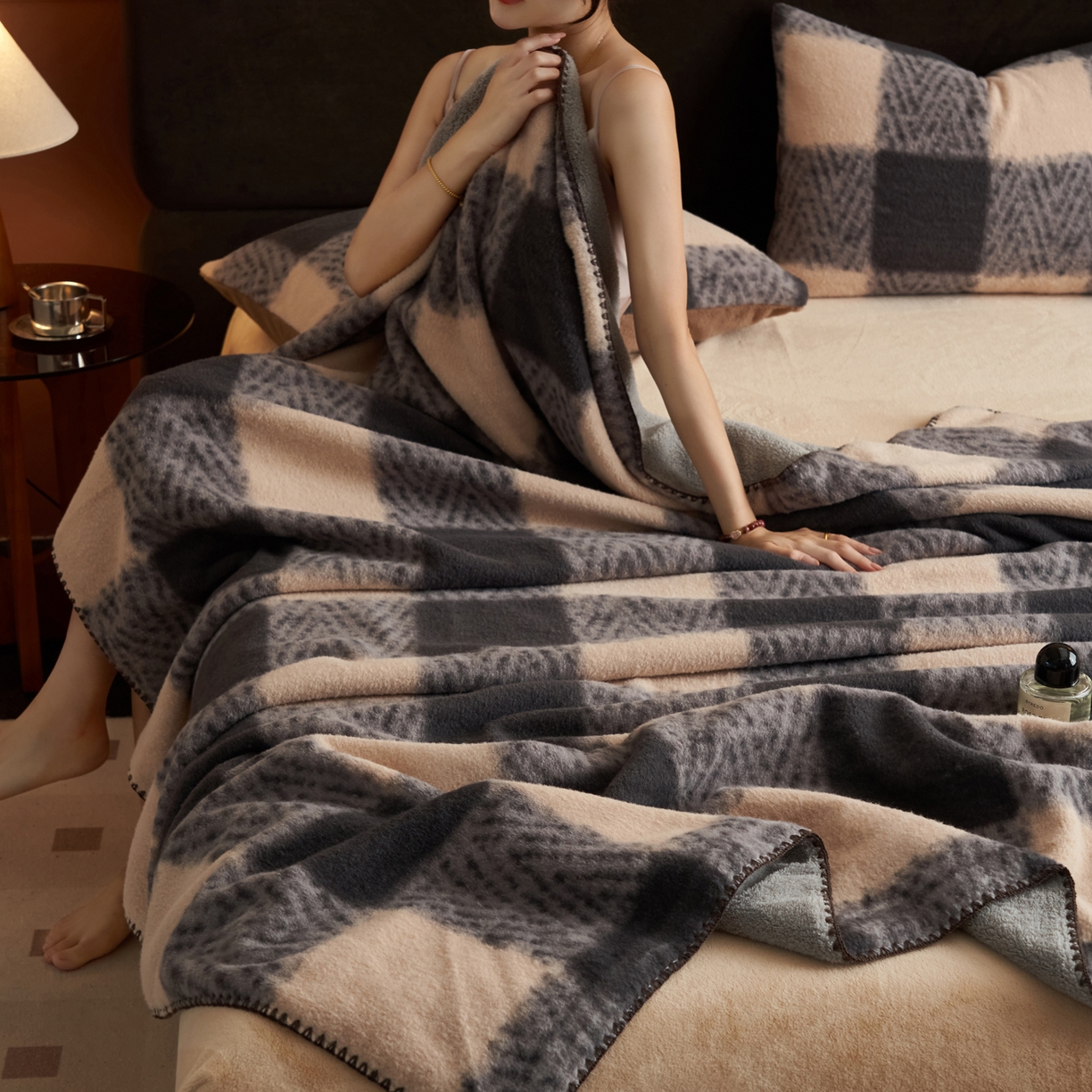 91家纺网 家纺一手货源 找家纺 早晨家纺 2025新款众若款仿羊绒牛奶绒毛毯 众若-格子驼