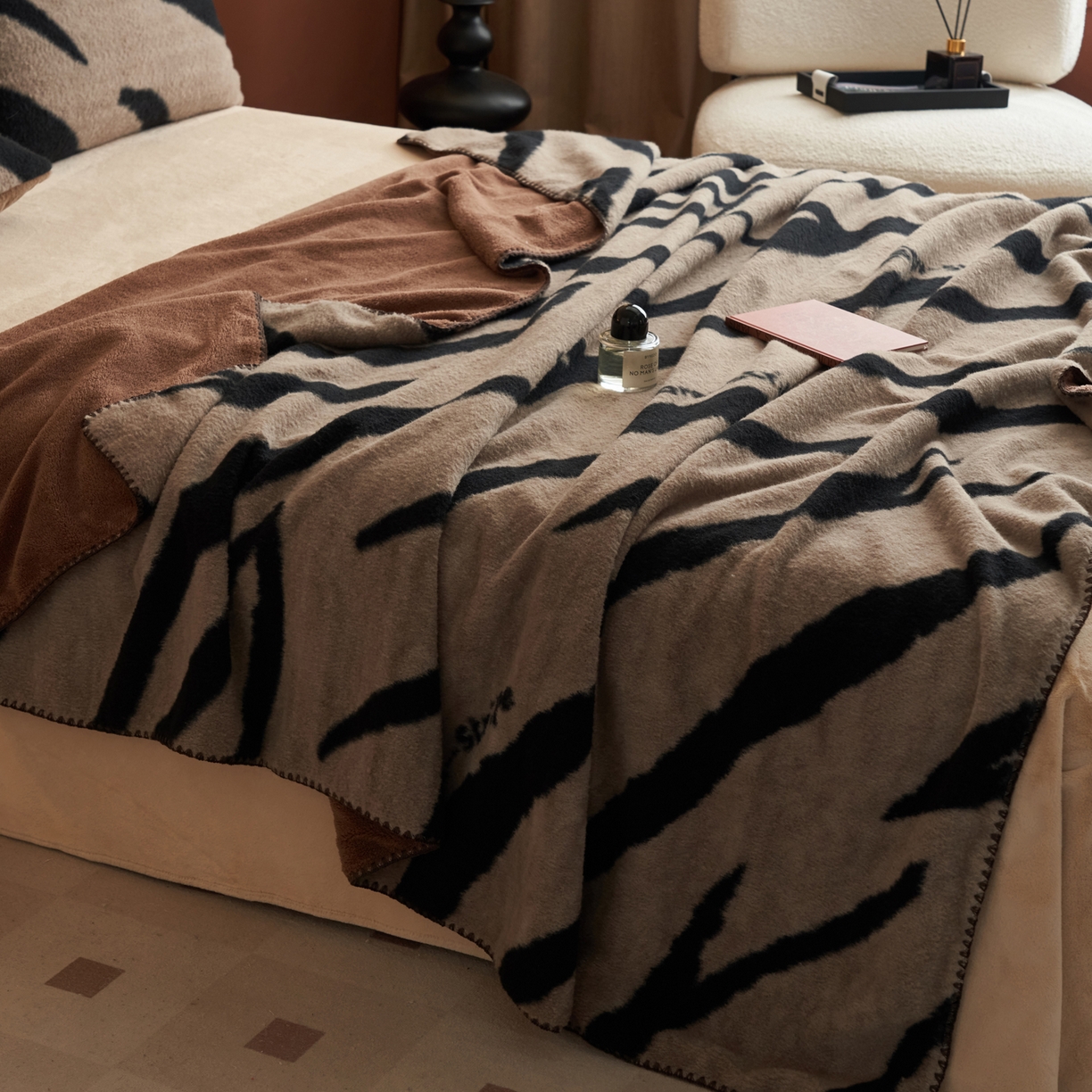 91家纺网 家纺一手货源 找家纺 早晨家纺 2025新款众若款仿羊绒牛奶绒毛毯 众若-斑纹棕