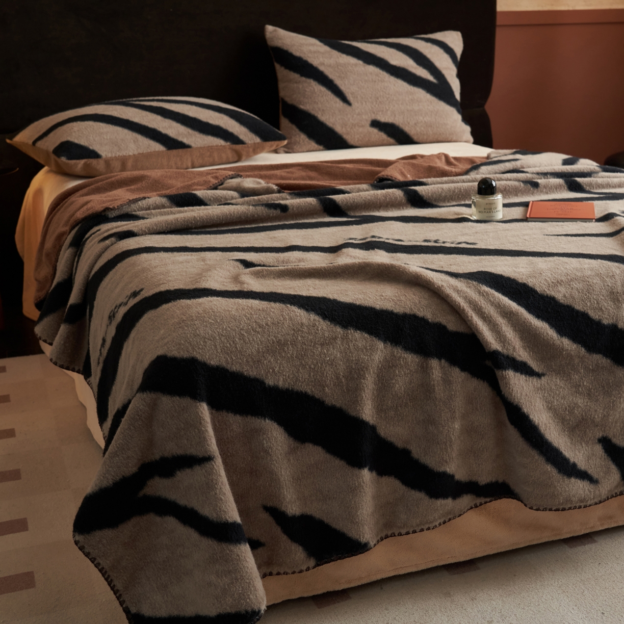 91家纺网 家纺一手货源 找家纺 早晨家纺 2025新款众若款仿羊绒牛奶绒毛毯 众若-斑纹棕