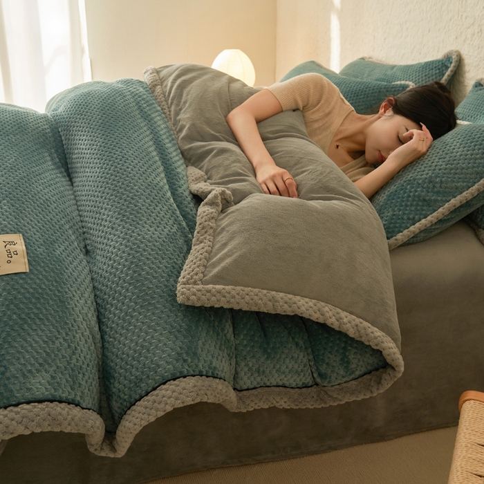 91家纺网 家纺一手货源 找家纺 早晨家纺 2025新款尚流款牛奶绒提花-可拆卸冬被 尚流-孔雀蓝